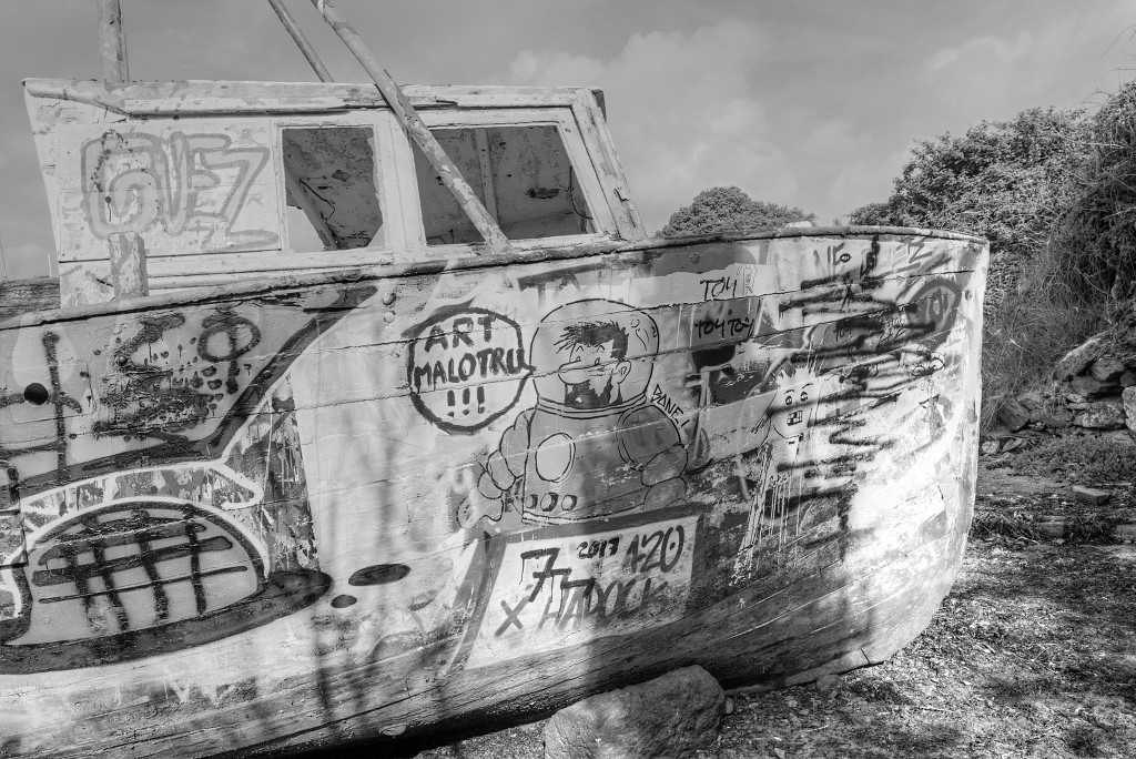 HDR Cimetiere a bateaux B&W scheepskerkhof scheepswrakken scheepswrak urbex quelmer rance bretagne frankrijk kerkhof schip schepen boot boten graffiti strand zwart wit foto